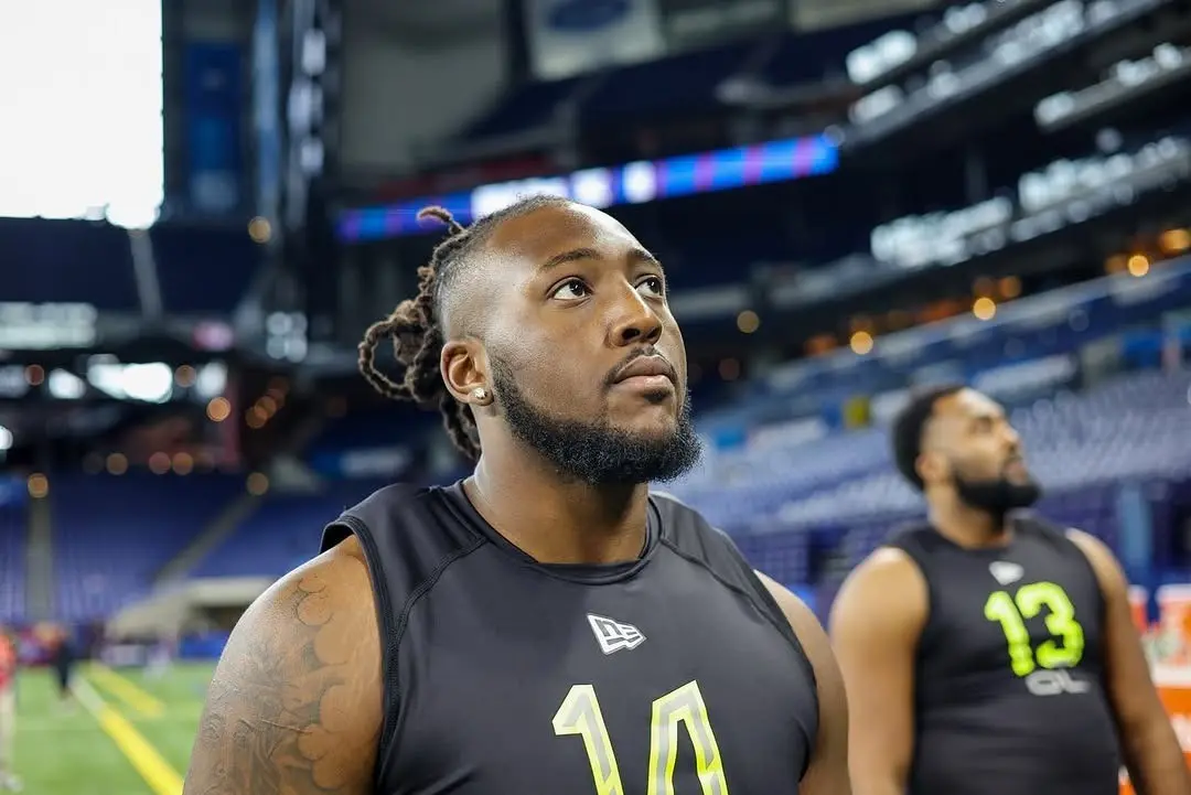Chiefs adquieren a Josh Ezeudu para reforzar su línea ofensiva