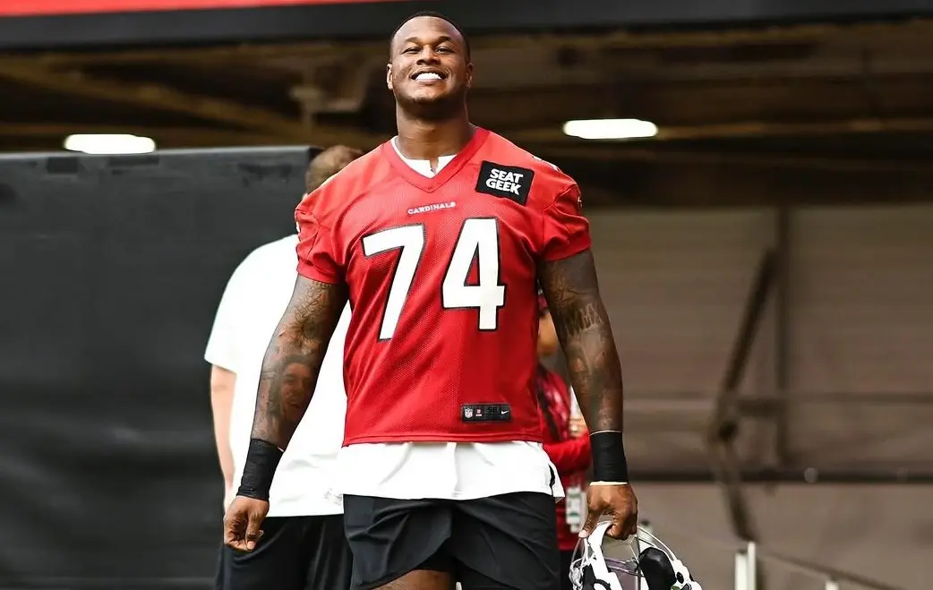 Commanders firman a D.J. Humphries para reforzar su ofensiva