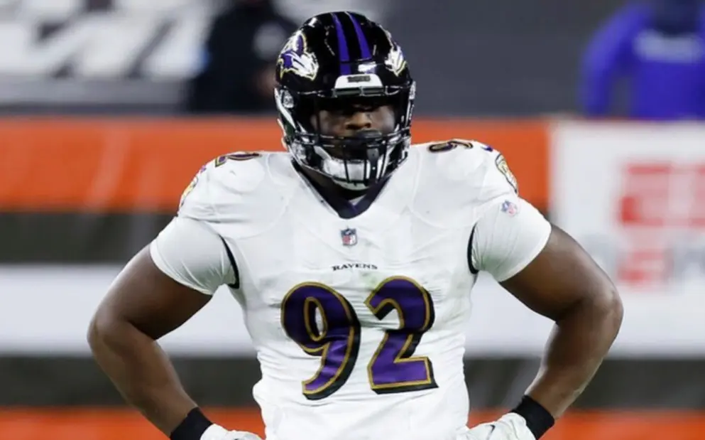 Nnamdi Madubuike vuelve a entrenar con los Ravens